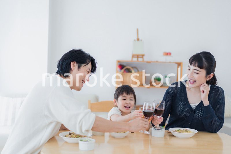 子供と一緒に乾杯をする家族