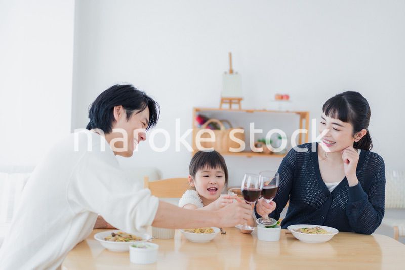 子供と一緒に乾杯をする家族