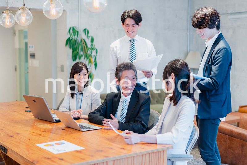 明るいオフィスに勤務をするビジネスパーソン