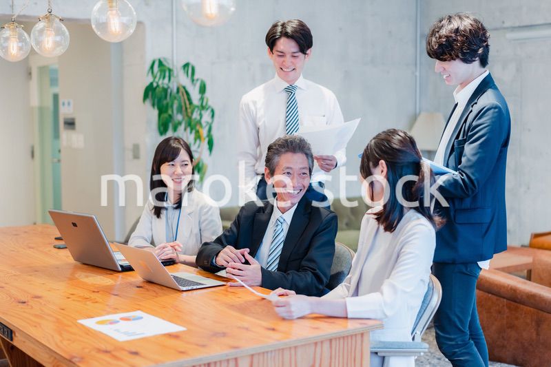 明るいオフィスに勤務をするビジネスパーソン