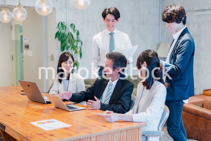 明るいオフィスに勤務をするビジネスパーソン