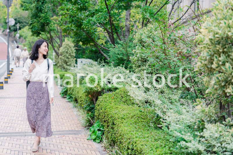 楽しく街を歩く女性