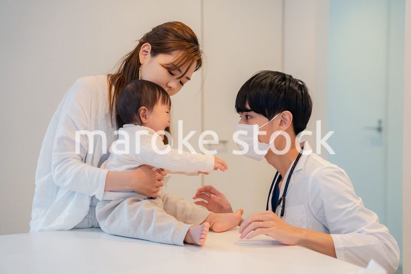 病院で大泣きをする赤ちゃん