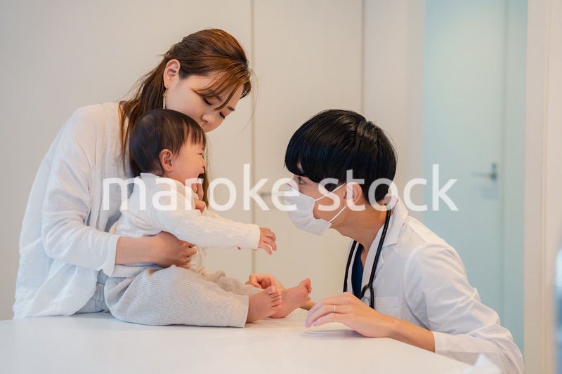 病院で大泣きをする赤ちゃん