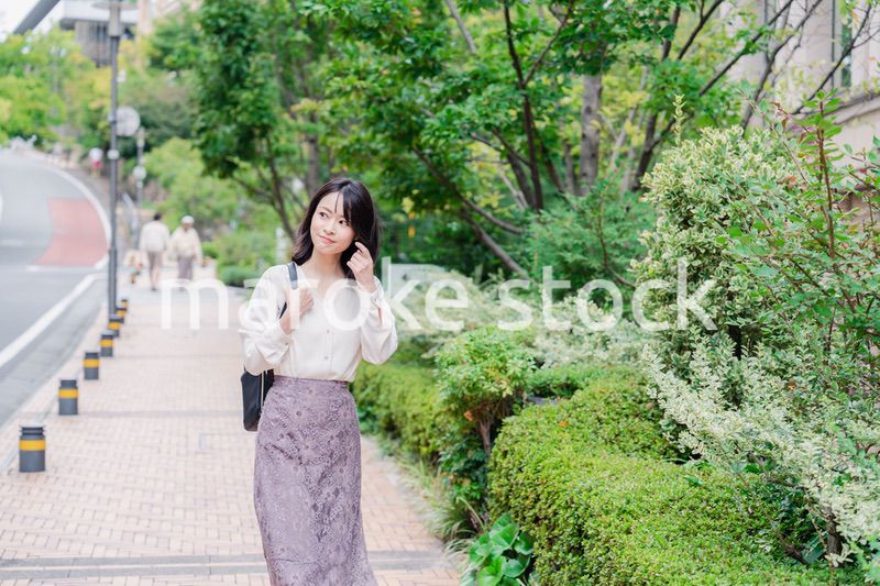 楽しく街を歩く女性