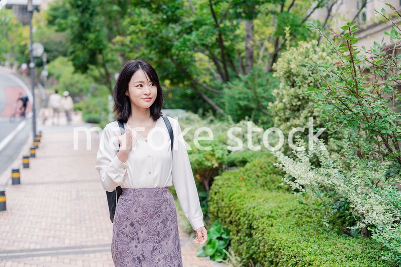 楽しく街を歩く女性