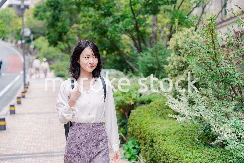 楽しく街を歩く女性