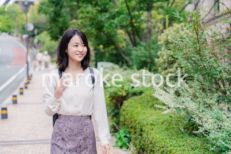 楽しく街を歩く女性