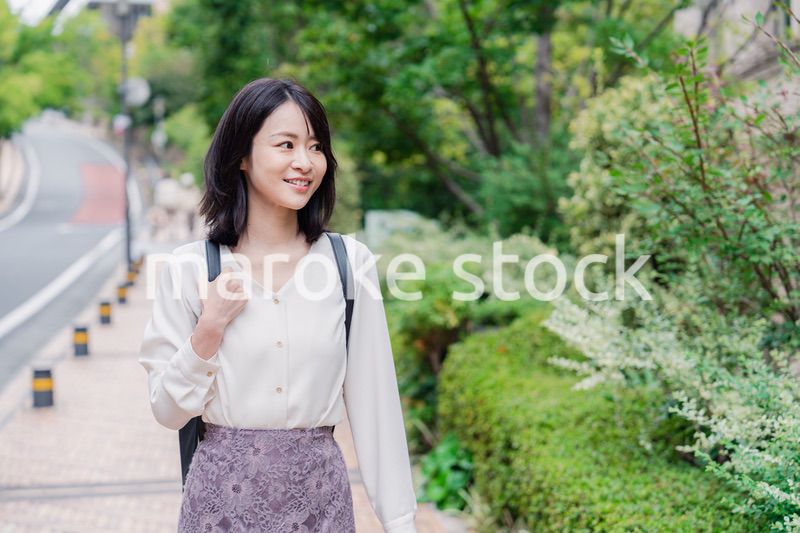 楽しく街を歩く女性