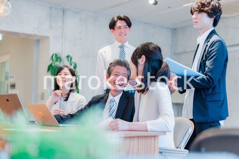 明るいオフィスに勤務をするビジネスパーソン