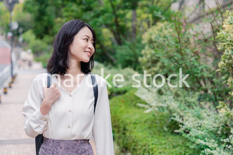 楽しく街を歩く女性