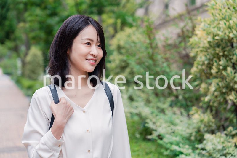 楽しく街を歩く女性