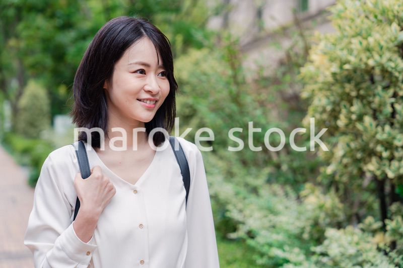 楽しく街を歩く女性