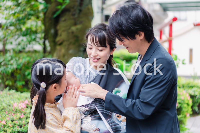 赤ちゃんとお宮参りをする家族