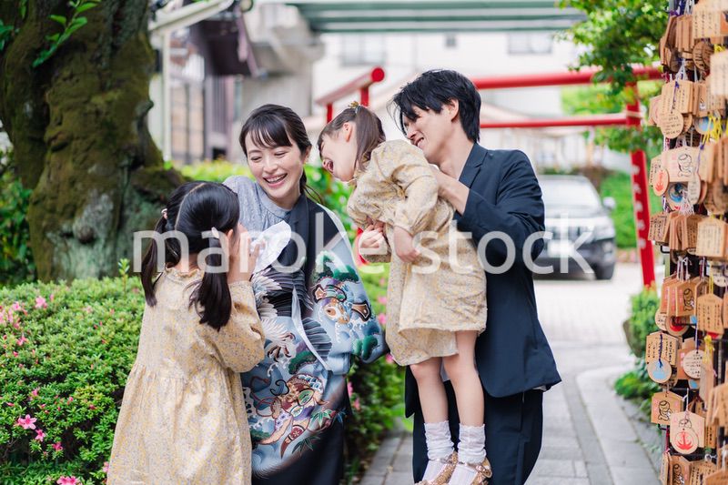 赤ちゃんとお宮参りをする家族