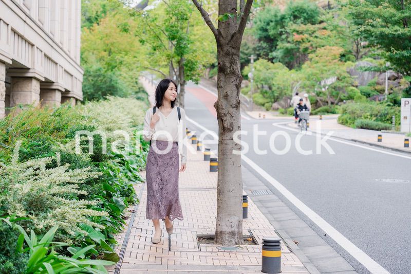 楽しく街を歩く女性