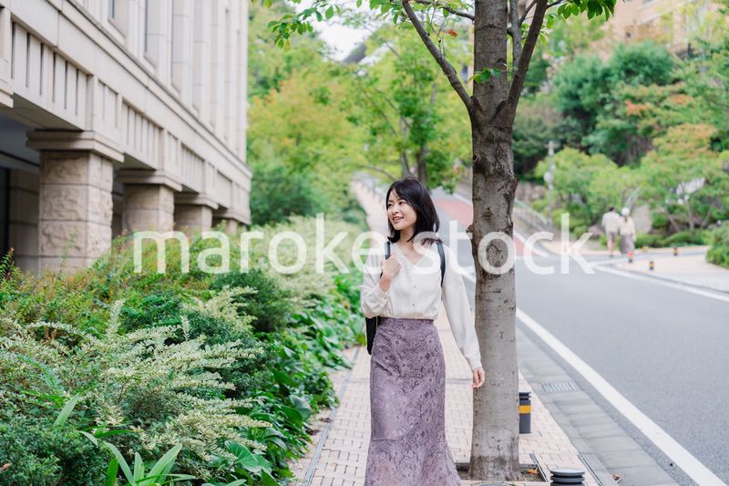 楽しく街を歩く女性