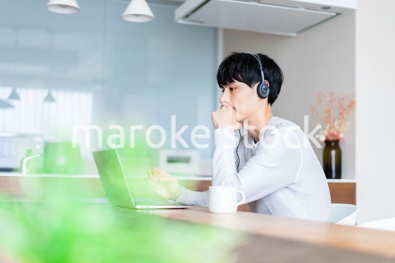 自宅でリモートワークをする男性