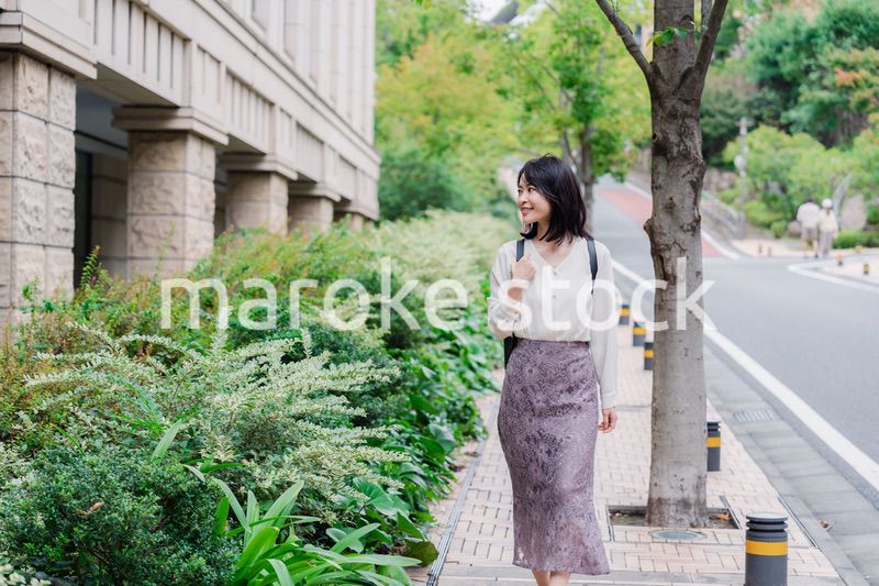 楽しく街を歩く女性