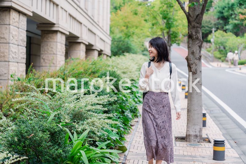 楽しく街を歩く女性