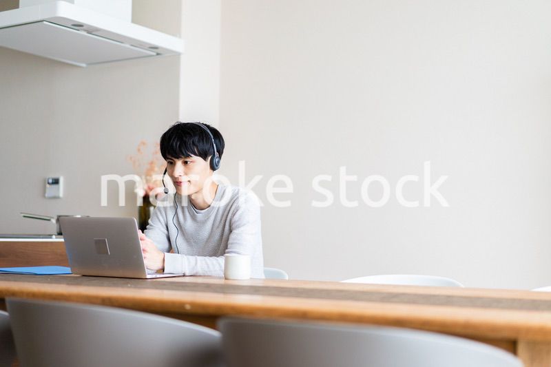 自宅でリモートワークをする男性