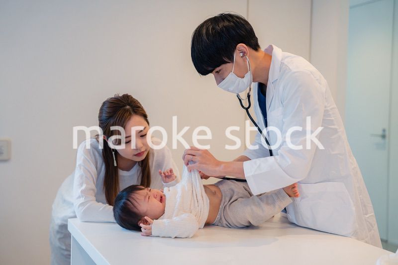 病院で大泣きをする赤ちゃん