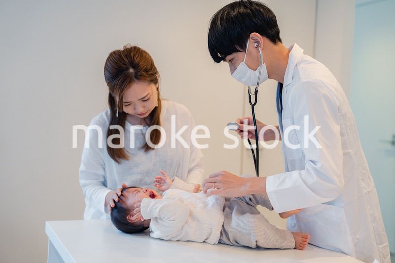病院で大泣きをする赤ちゃん