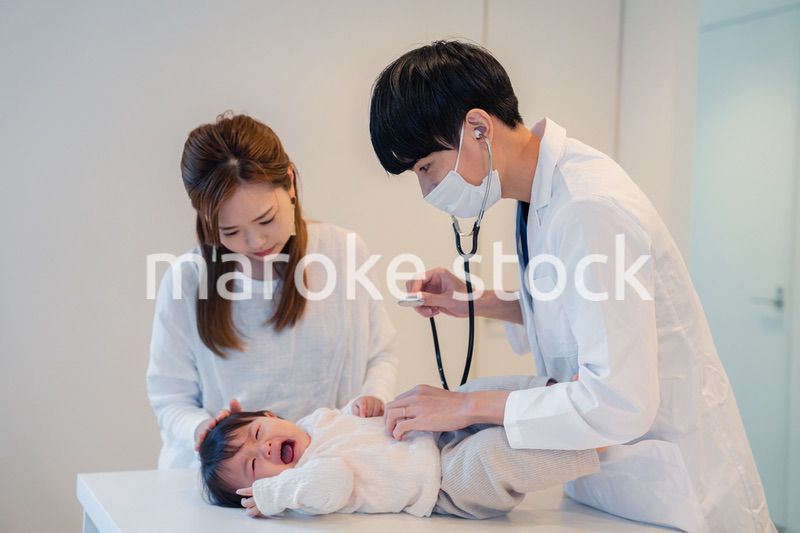 病院で大泣きをする赤ちゃん