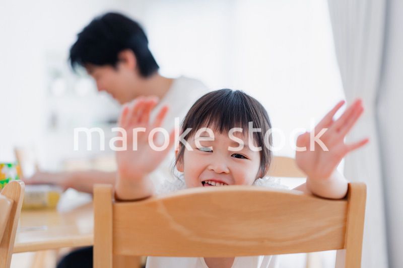 パパと一緒にご飯を食べる小さな女の子