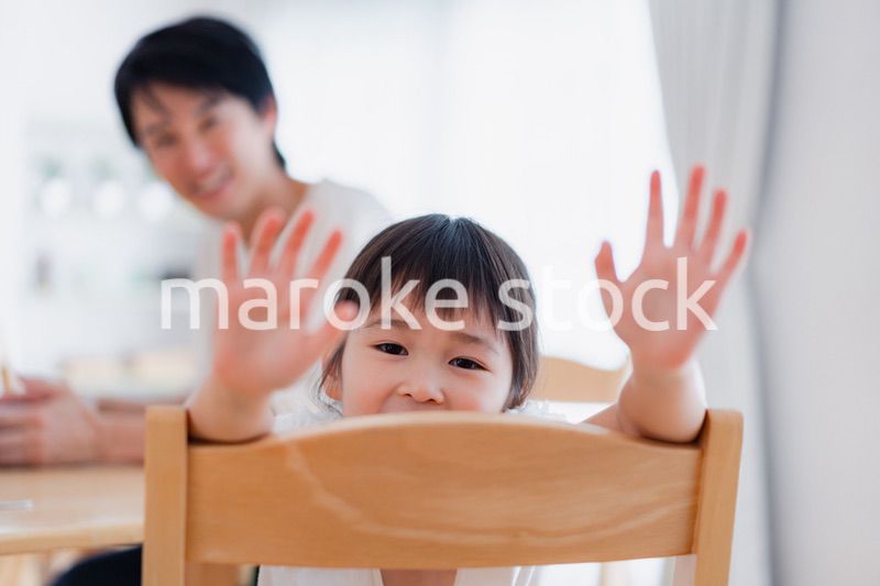 パパと一緒にご飯を食べる小さな女の子