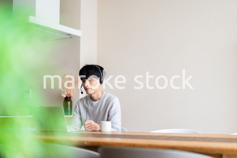 自宅でリモートワークをする男性