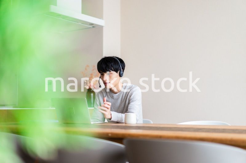 自宅でリモートワークをする男性