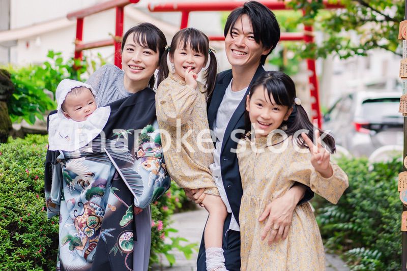 赤ちゃんとお宮参りをする家族