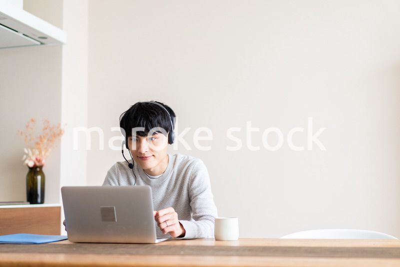 自宅でリモートワークをする男性