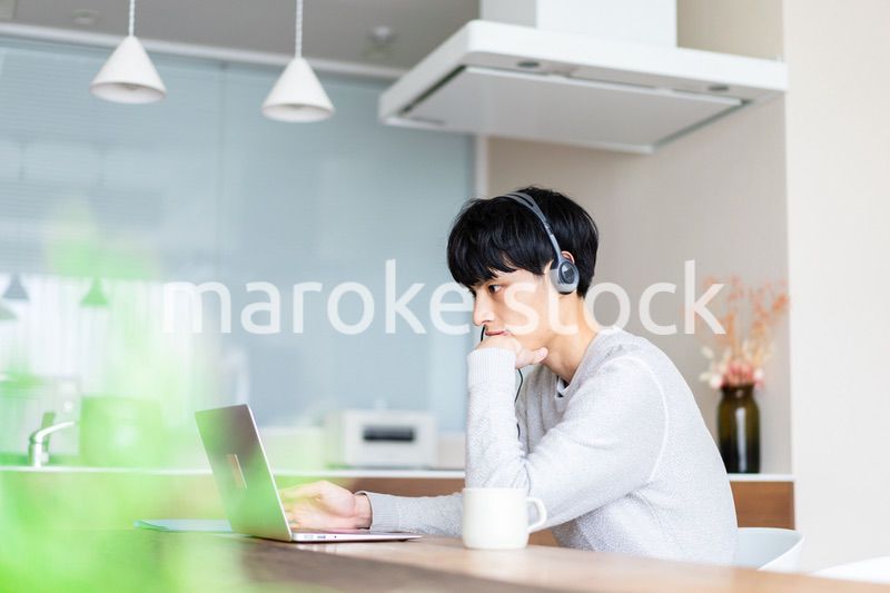 自宅でリモートワークをする男性