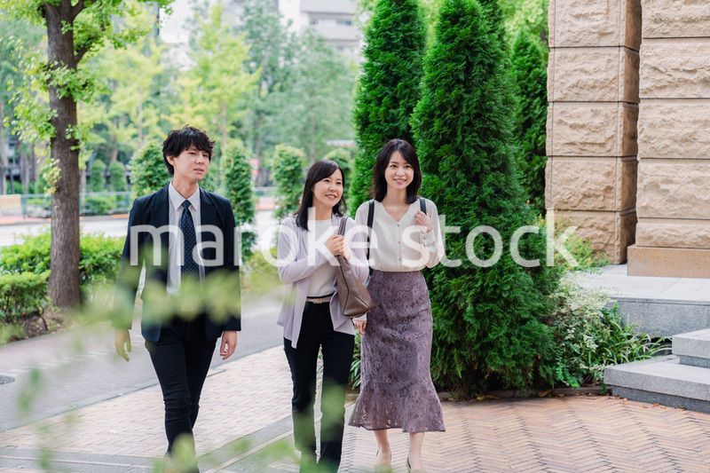 同僚とランチに出かけるビジネスパーソン