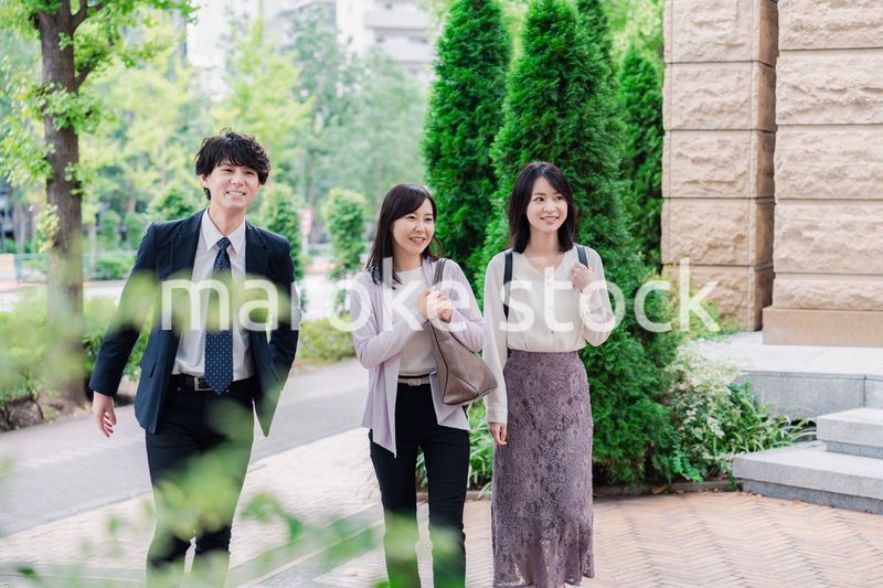 同僚とランチに出かけるビジネスパーソン