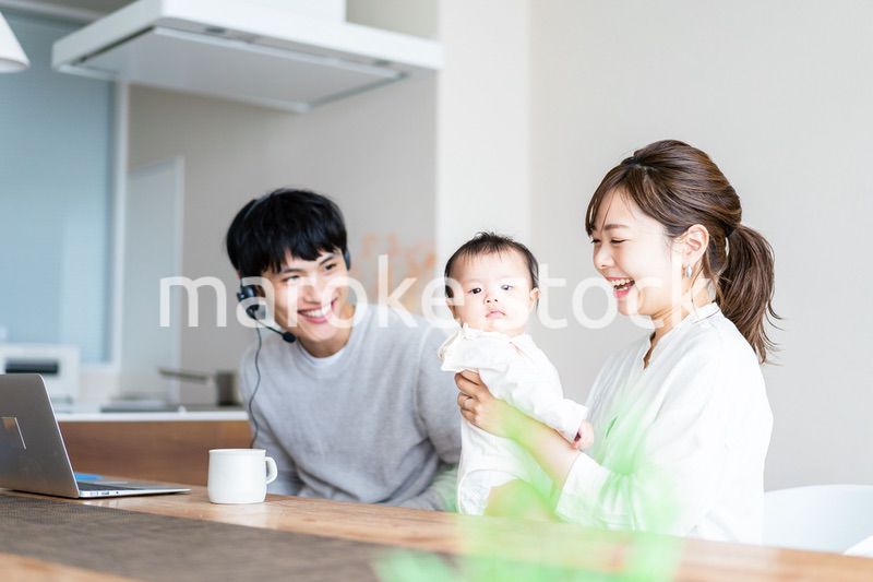 在宅勤務をするお父さんと子育てをするお母さん