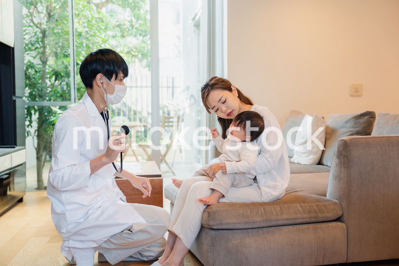 ドクターに訪問診療をしてもらう赤ちゃん