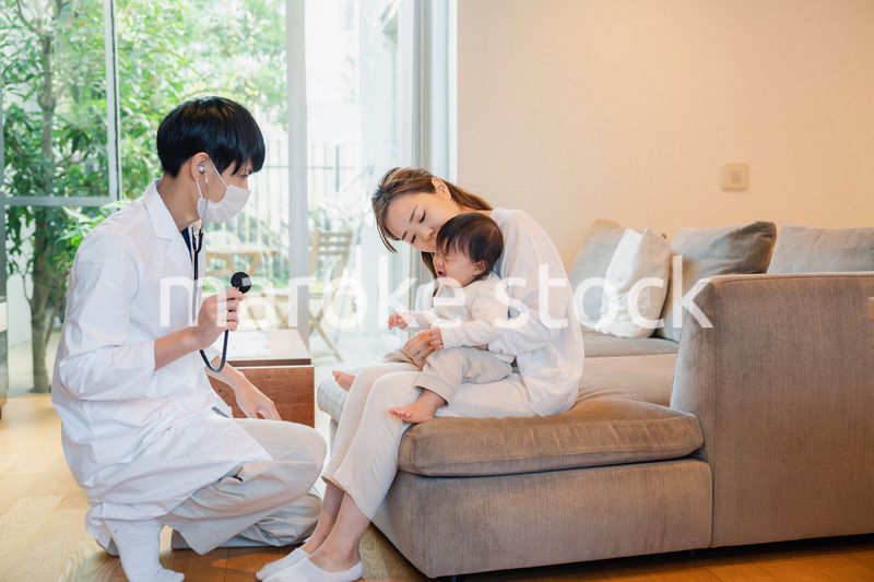 ドクターに訪問診療をしてもらう赤ちゃん