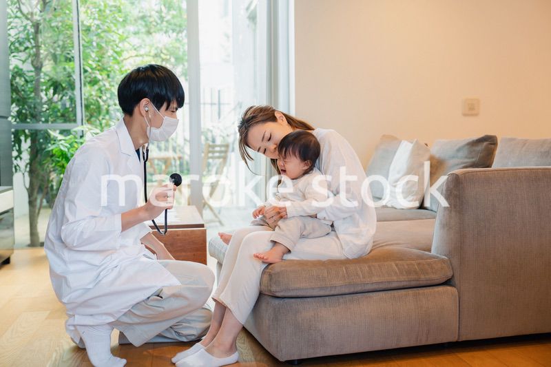ドクターに訪問診療をしてもらう赤ちゃん