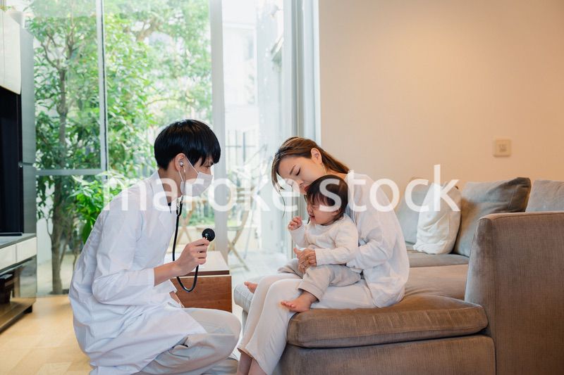 ドクターに訪問診療をしてもらう赤ちゃん