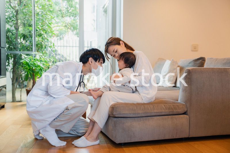 ドクターに訪問診療をしてもらう赤ちゃん