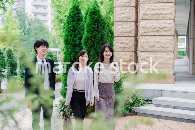 同僚とランチに出かけるビジネスパーソン