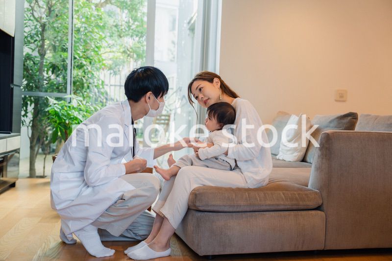 ドクターに訪問診療をしてもらう赤ちゃん