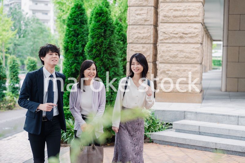 同僚とランチに出かけるビジネスパーソン