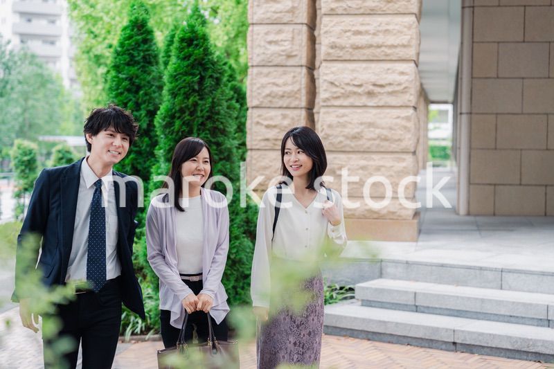 同僚とランチに出かけるビジネスパーソン