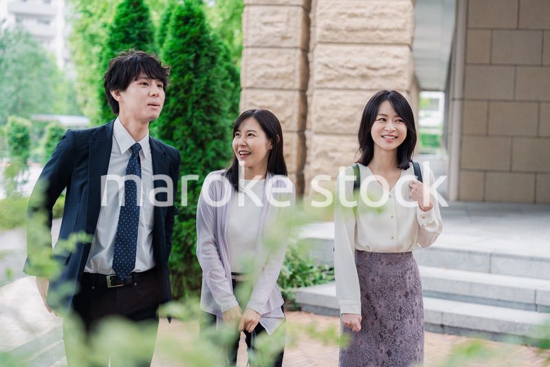 同僚とランチに出かけるビジネスパーソン