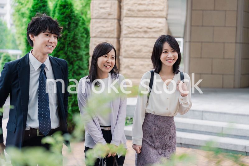 同僚とランチに出かけるビジネスパーソン