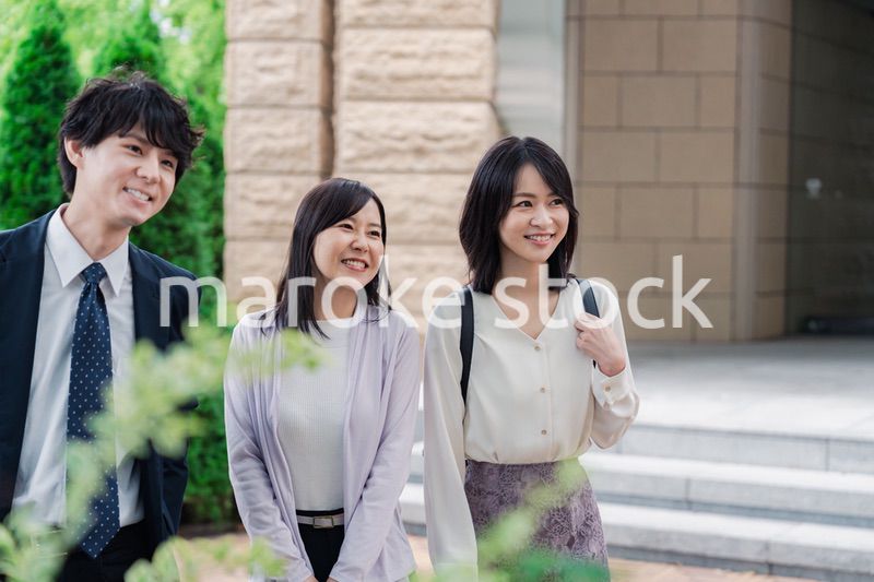 同僚とランチに出かけるビジネスパーソン